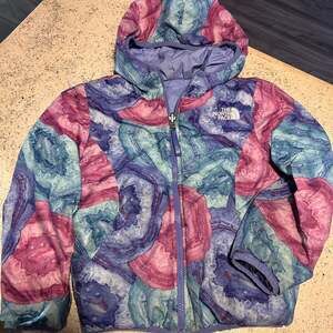 The North Face Youth Girls Reversible Perrito Jacket Agate Purple Quartz Print X